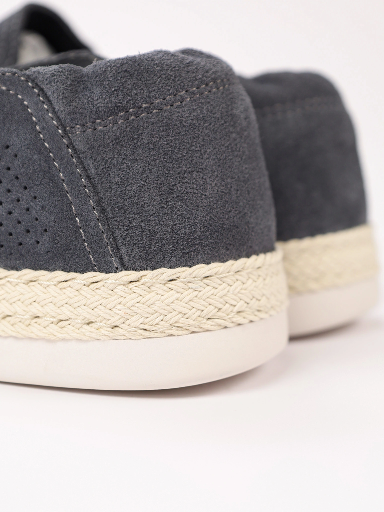 Мокасины темно-серого цвета с перфорацией на низкой подошве